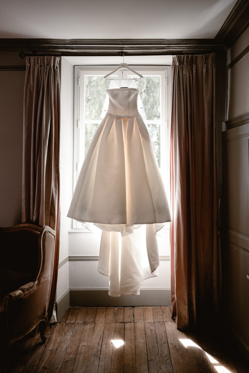 photographe mariage nevers bourgogne chateau planchevienne maries preparatifs photo robe